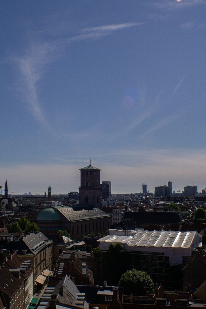 Københavns skyline med bygninger og blå himmel som illustrerer byens klima