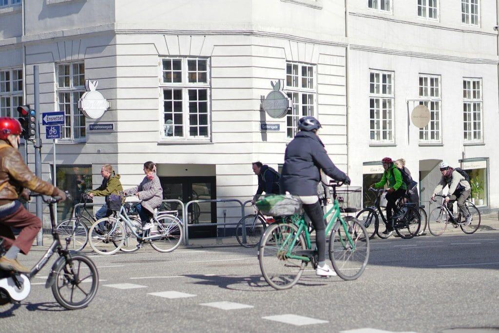 Cyklister på Københavns gader som symbol på grøn transport og klimabevidsthed