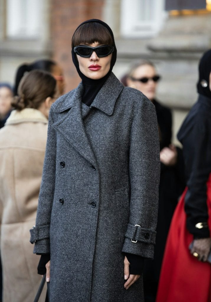 Kvinde klædt i varm vinterjakke på Københavns gader – påklædning efter vejret