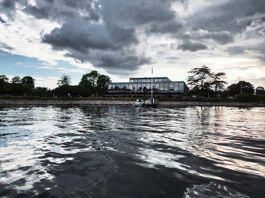 Havnefront i København med dramatisk overskyet himmel og skyer spejlet i vandet